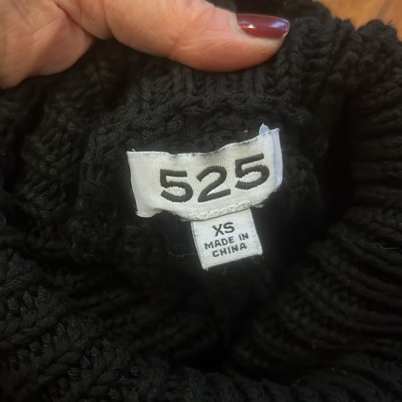Like new! 525 Turtleneck Sweater - Picture 2 of 5